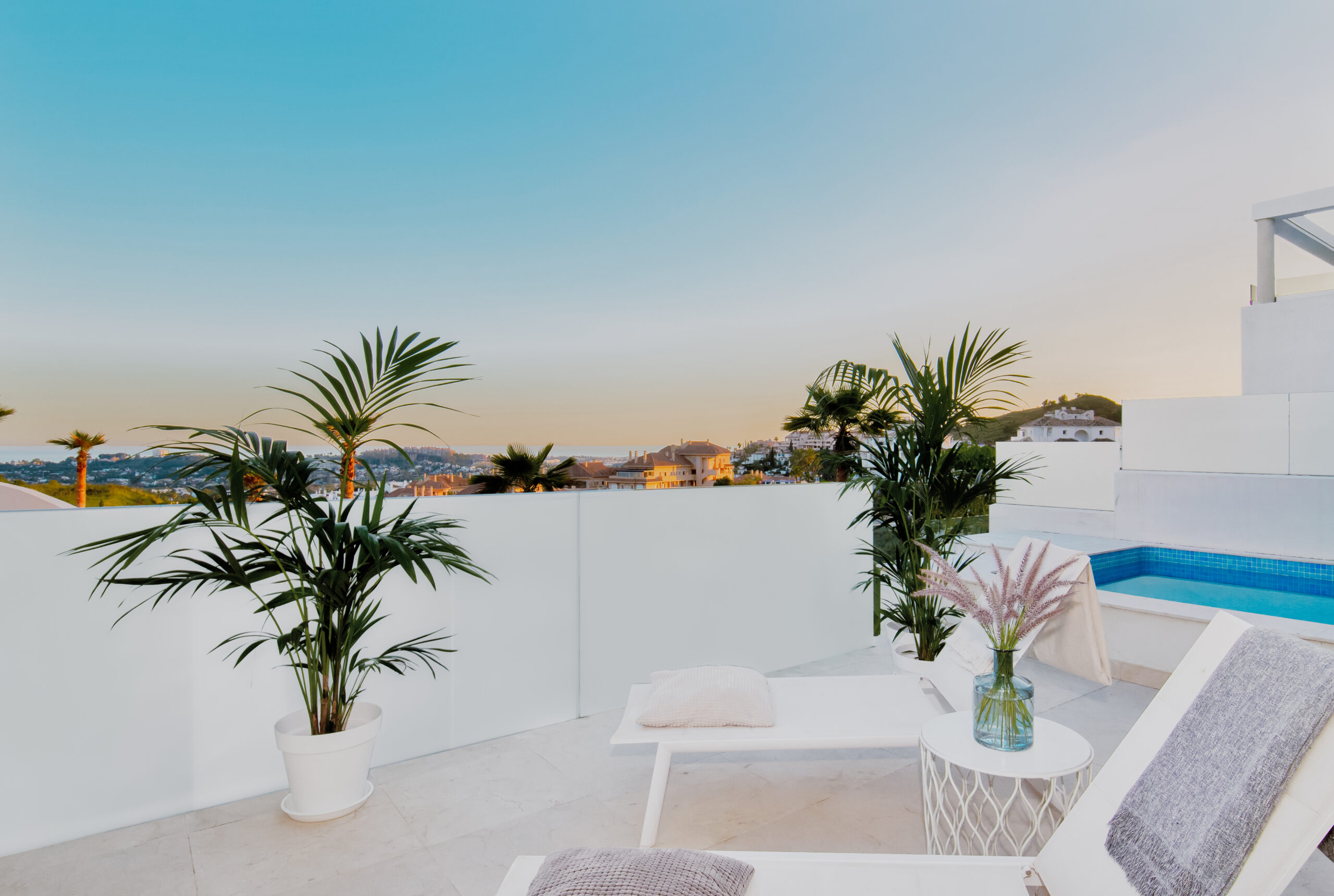 Modern sea view apartment Nueva Andalucia rea state