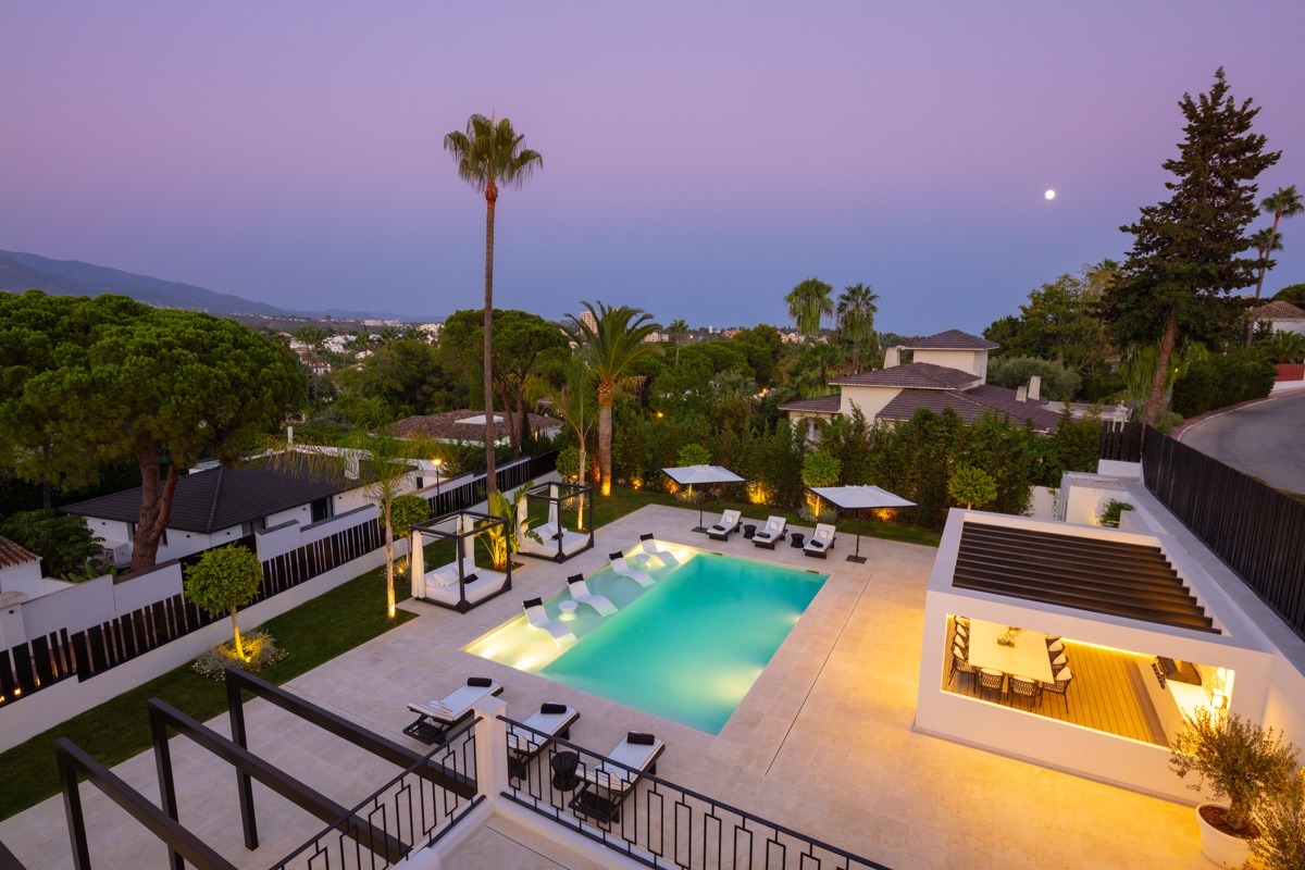 Cutting-edge villa night view - Nueva Andalucia - Marbella real state
