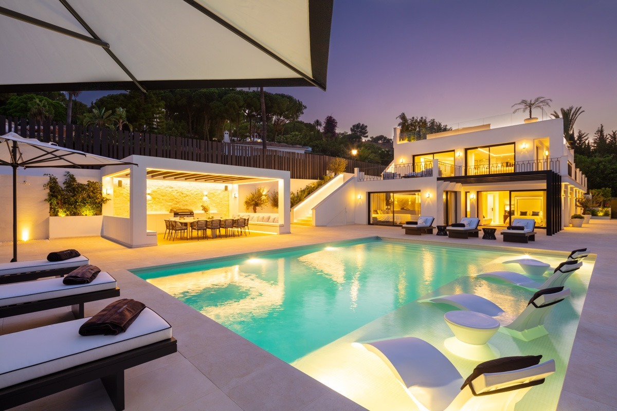 Cutting-edge villa night facade - Nueva Andalucia - Marbella real state