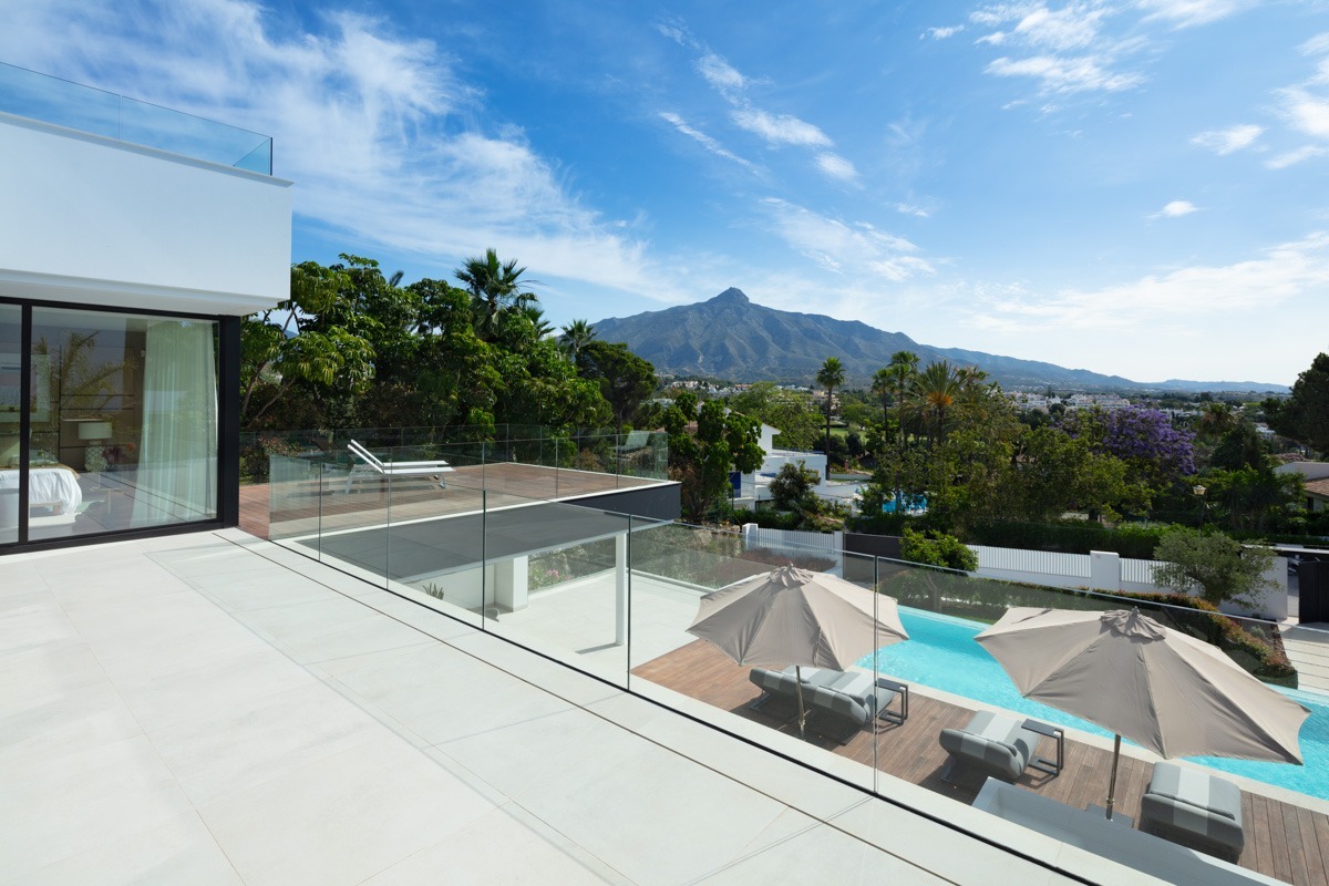Luxurious L.A.-style villa terrace - Nueva Andalucia - Marbella