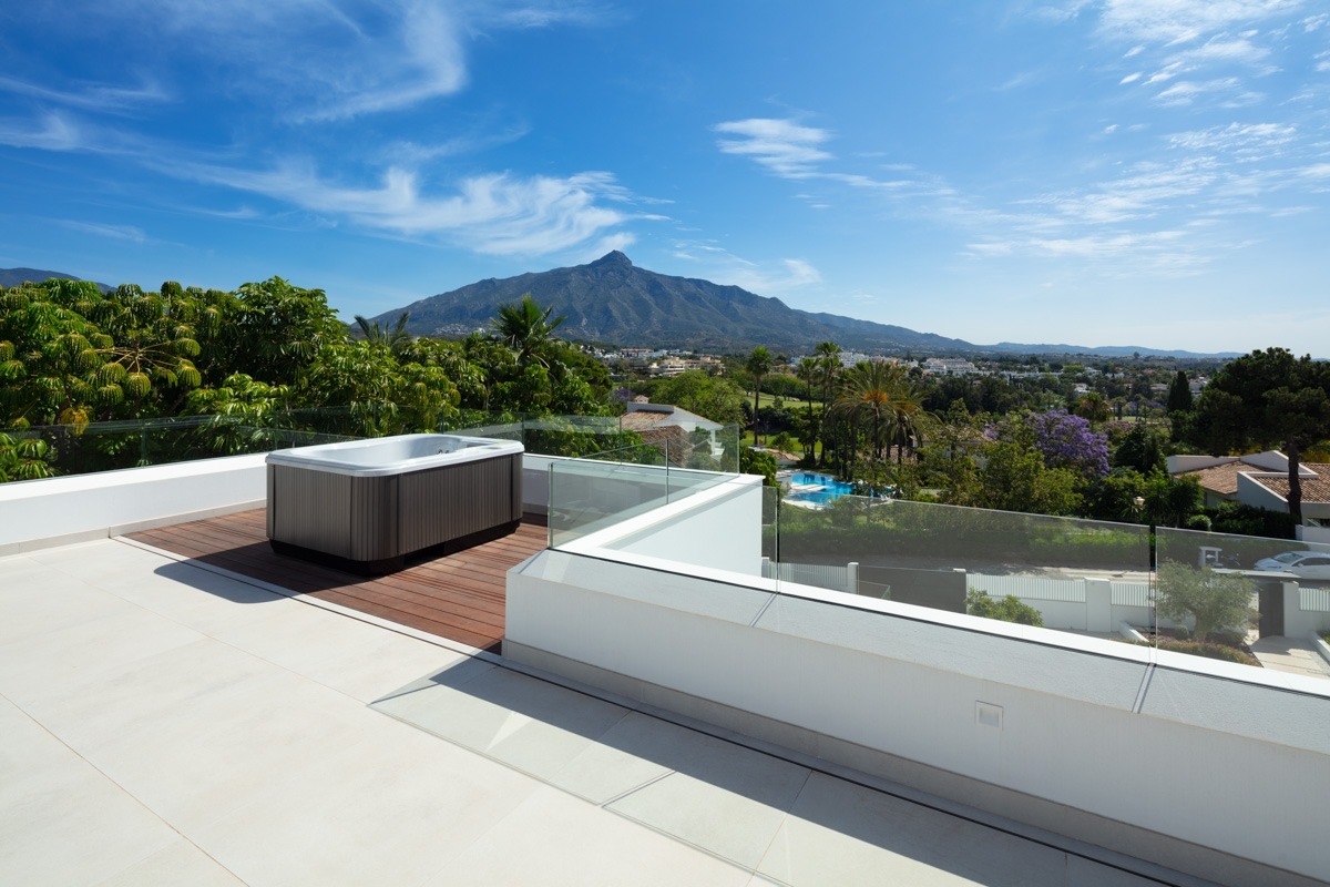 Luxurious L.A.-style villa jacuzzi - Nueva Andalucia - Marbella
