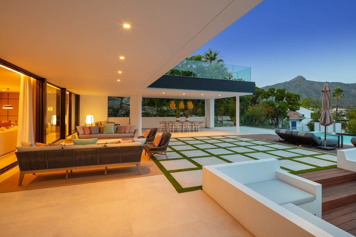 Luxurious L.A.-style villa outside living room - Nueva Andalucia - Marbella